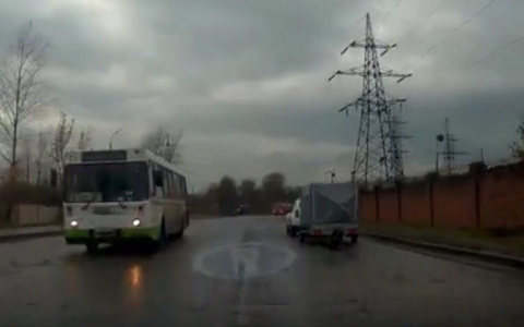 Иномарка теряла колеса на ходу в Ярославле. Видео