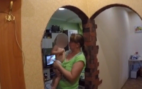 Выставили за дверь: два малыша в Ярославле выгнали матерей в подъезд