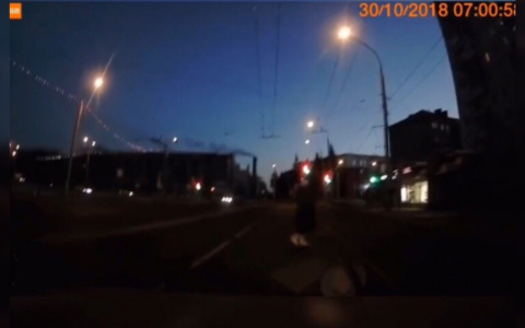 Хватался за голову и матерился: темная фигура напугала водителя под Ярославлем. Видео