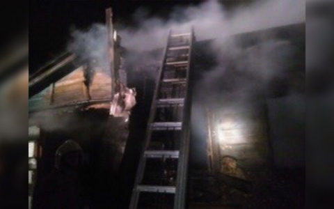 Спасатели сквозь дым забирались в дом: в ночном пожаре погиб ярославец