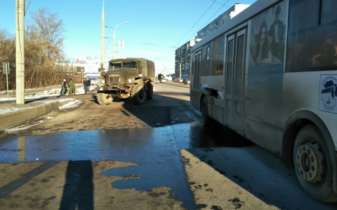 "Урал" всегда прав": автобус столкнулся с грузовиком в Рыбинске. Кадры