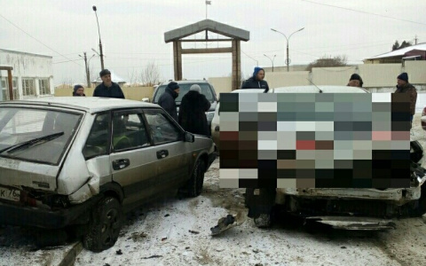 Трактор взял на таран авто и протащил по парковке под Ярославлем