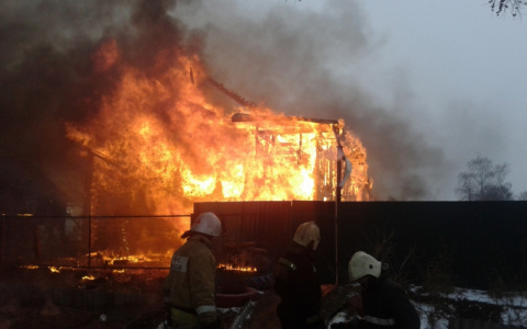 Сгорело все: пожарные четыре часа боролись с огнем в Рыбинске