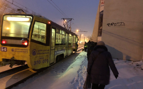 Мы опаздываем и тонем в сугробах: внезапно встали все трамваи в Ярославле