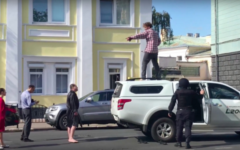 Девушка-знак и танцы  на BMW: что делали прилюдно на улицах ярославцы