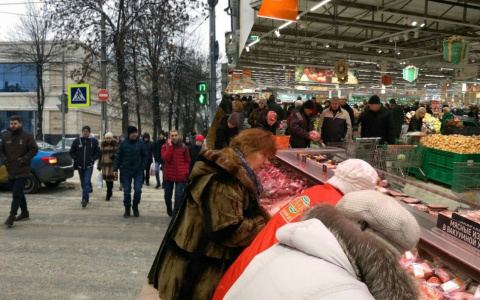 "Как будто год не ели" : пробки на парковках и в магазинах устроили ярославцы