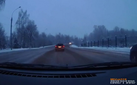 Завертелась и перевернулась: видео экстремального ДТП в Рыбинске