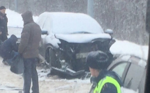 Семья с тремя детьми в больнице, водитель погиб: жуткое ДТП произошло под Ярославлем