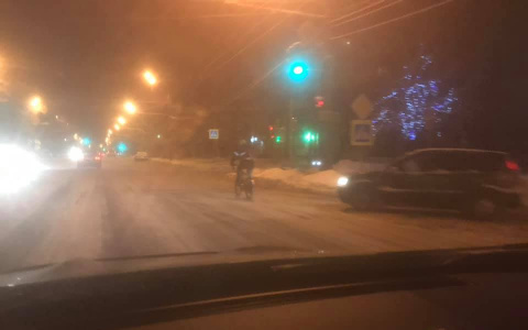"Сугробы на дорогах": ярославцы массово публикуют фото неубранного снега