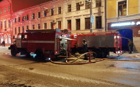 Пожарные четыре часа боролись с огнем в самом центре Ярославля