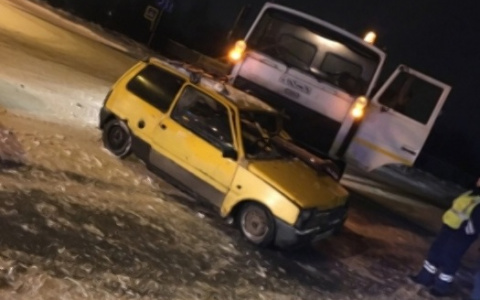 Снегоуборочный "МАЗ" ночью влетел в "ОКУ" под Ярославлем