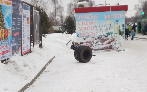 Маршрутка без колес напугала людей на остановке: фото из Рыбинска