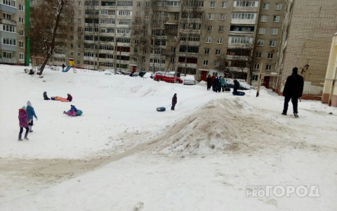 Вместо детских горок груды химического снега: как борются с зимними забавами в Ярославле