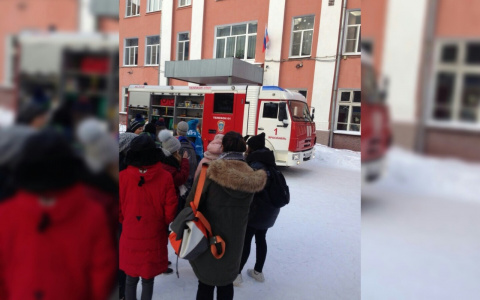 Под вой сирены детей эвакуировали из школы в Ярославле