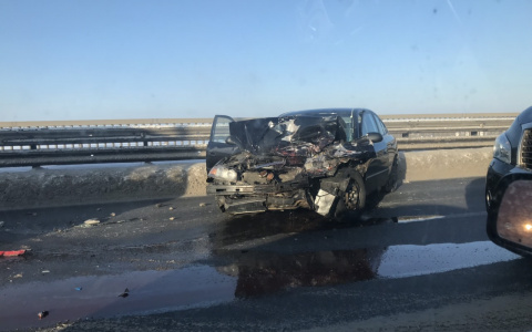 Очевидцы в шоке: авто вдребезги разлетелось по мосту в Ярославле