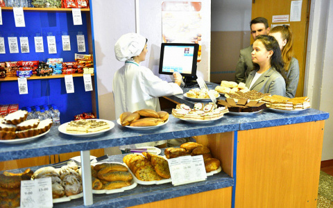 Булочка за отпечаток ладони: школы в Ярославле переходят на безналичную оплату питания