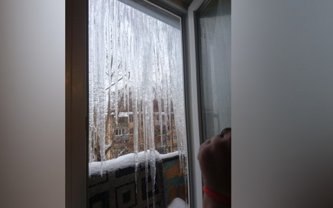 Ледяные жалюзи: на опасный балкон боится выходить ярославна