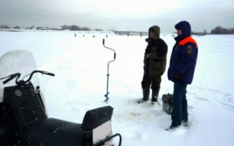 Рыбалка стала кошмаром: молодой мужчина провалился под лед в Рыбинске