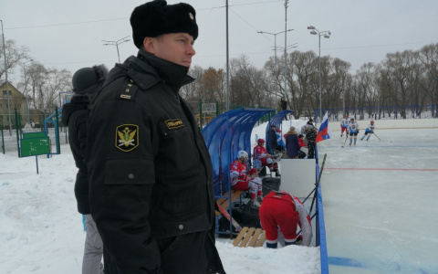 Одеться не успел: прямо в раздевалке задержали хоккеиста судебные приставы из Ярославля