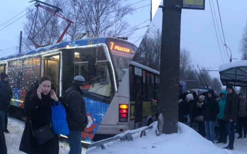 Толпы на остановках: в Ярославле вновь встали трамваи