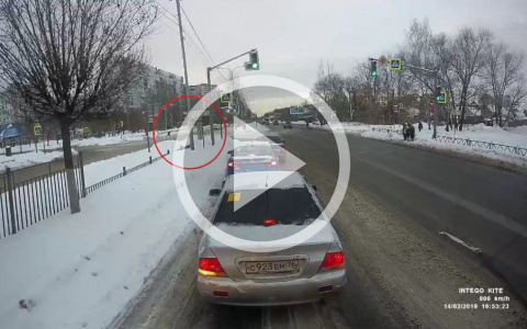 От удара с нее слетела шапка: девочка выбежала на дорогу в Ярославле. Видео