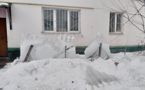 Огромные льдины сломали забор вокруг жилого дома в Ярославле