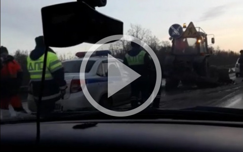 Массовая авария под Ярославлем: в трактор врезалась иномарка. Видео с места ДТП