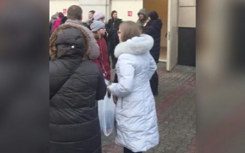 Грелись в храме по соседству: ярославцы рассказали об эвакуации в "Ауре"