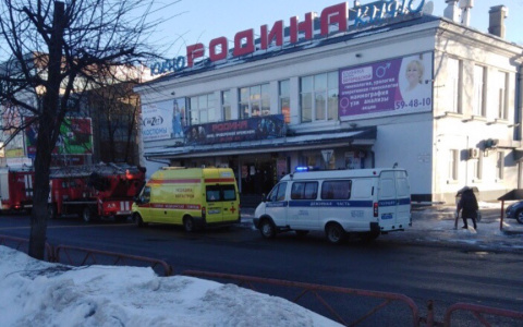Новая эвакуация: спецслужбы окружили ТЦ в центре Ярославля