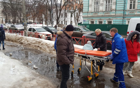 Жертва нечищеных тротуаров: после падения на льду ярославну увезла скорая
