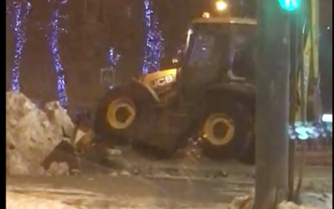 "Как рак лапками": за странным занятием застали снегоуборочный трактор ярославцы. Видео