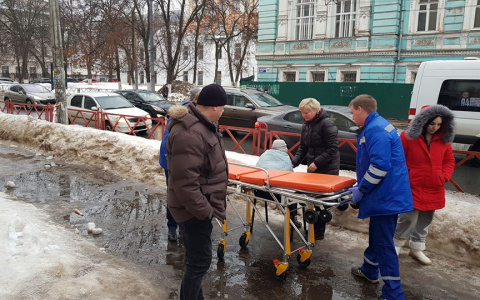 Ей одиноко и больно: бабушке, упавшей на лед в центре, требуется помощь ярославцев