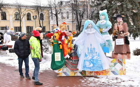 Полтора метра авангарда: в Ярославле открылась выставка масленичных кукол
