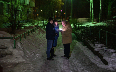 "Подсвечиваем дорогу телефоном": куда жаловаться на тьму во дворах, рассказали ярославцам