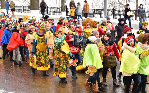 Тысячи ярославцев в карнавальных костюмах: как началась Главная Масленица страны