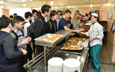 "Смотрят, как другие едят": о том, почему в школе кормят не всех, рассказали ярославцам