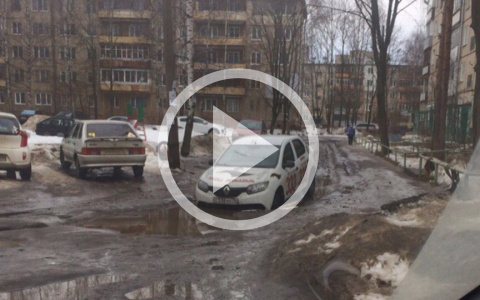 «Как жуки, копошимся в грязи»: машина провалилась в яму в Ярославле