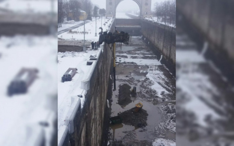 ЧП в Угличе: автокран упал в судоходный канал. Кадры