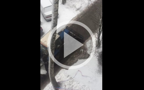 "Хорошо, что не ведерком": ярославcкие коммунальщики вычерпывают лужи. Видео
