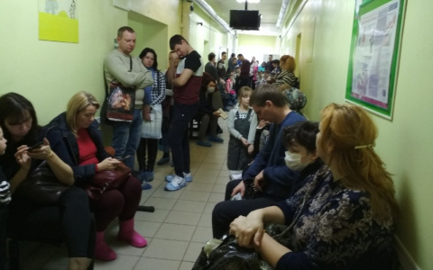 С 6 утра на морозе ради талона "в никуда": ярославцы воют от очередей в больницы