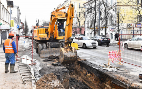 Сначала трубы, а потом дороги: в центре Ярославля меняют водопровод