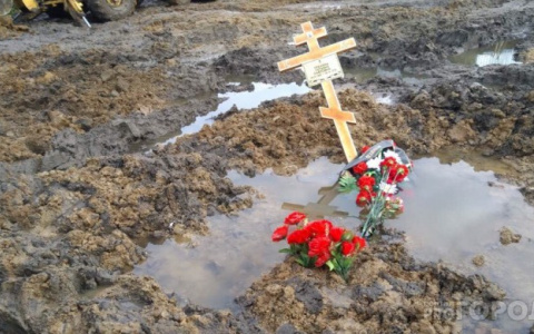 Кресты тонут в воде: в Ярославле размывает одно из кладбищ