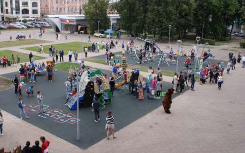 "Вон с качелей": яжмать устроила скандал на детской площадке в Ярославле