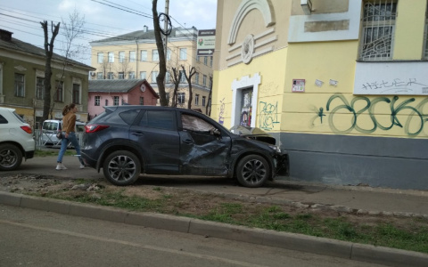 Покореженные авто вылетели на тротуар в центре Ярославля