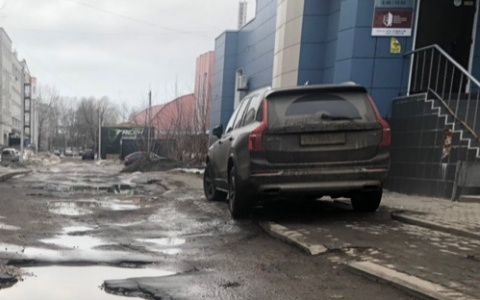 Колдобины и пробитые шины: нашли девять самых опасных ярославских дорог