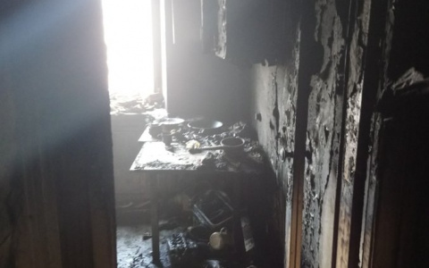 Полыхали стены и потолок: в ночном пожаре в Ярославле пострадал мужчина