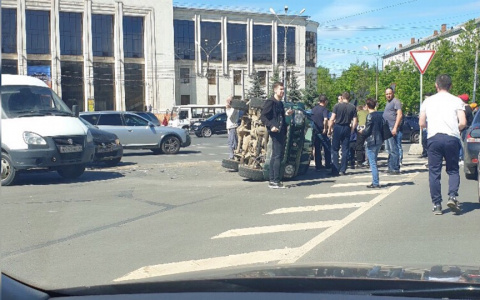 Иномарка с двумя детьми перевернулась на бок в центре Ярославля