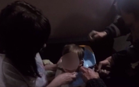 Пластиковое кольцо сдавливало шею: трехлетнего малыша спасли в Ярославле