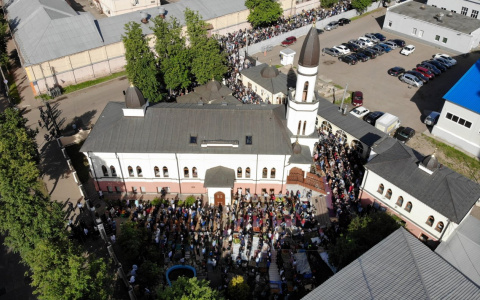 Сотни молящихся собрались у соборной мечети: как прошел Ураза-байрам в Ярославле