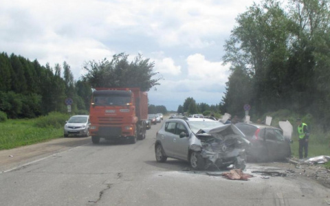 Две машины в утиль: легковушки разбились вдребезги под Ярославлем